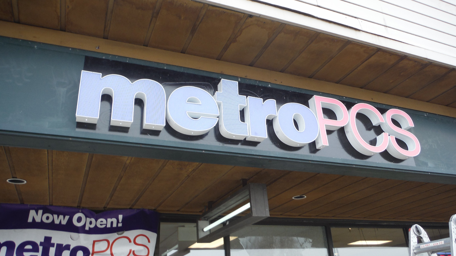 metro PCS sign letters