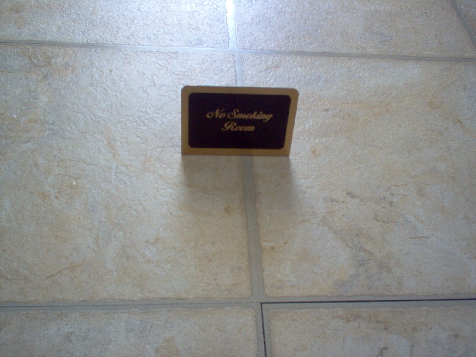 No smoking sign , desk top, 4 inches wide x 3 inches high. metal