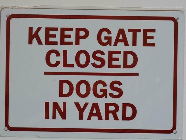 Keep Gates Closed Dogs in Yard Sign(White, Rust Free Aluminium 7X10)–REF24-1027