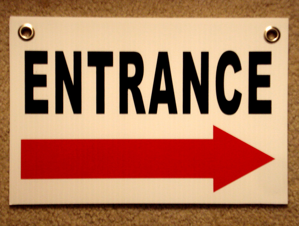 ENTRANCE with ARROW POINTING RIGHT 8″ x12″ Plastic Coroplast Sign with Grommets