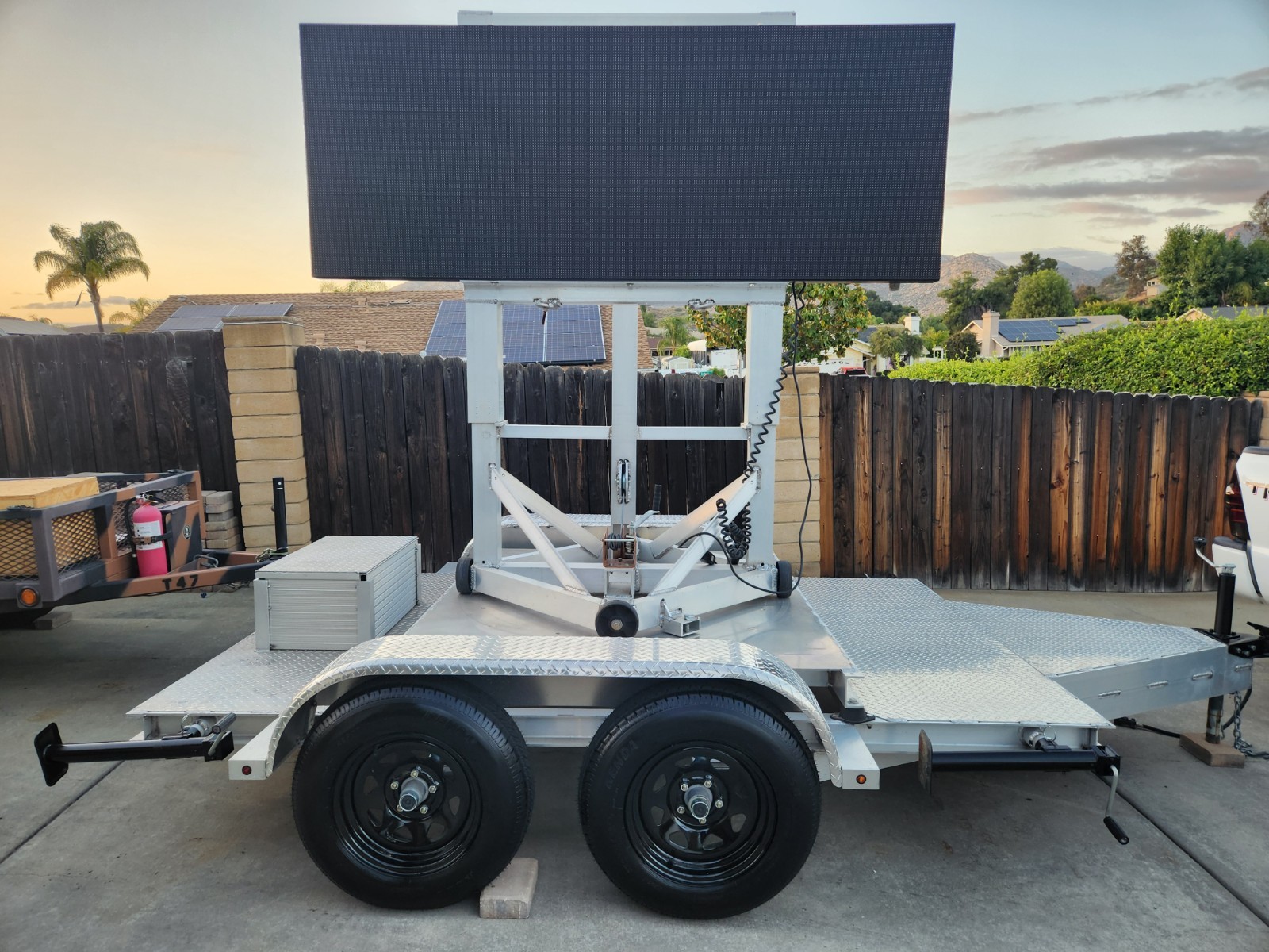 SIGNS PLUS LED MOBILE SIGN TRAILER (COLORLIGHT SYSTEM)
