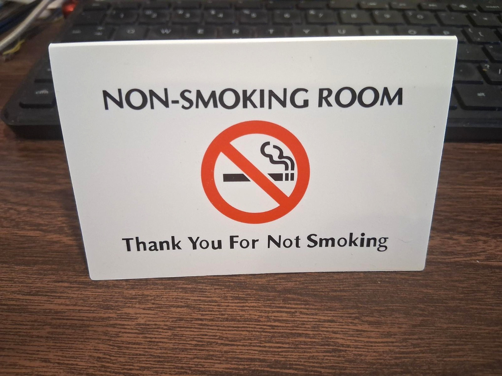 HOTEL/MOTEL NO SMOKING PLASTIC STAND UP ROOM SIGN ( SIX PER PACKAGE ) 4″ x 5″