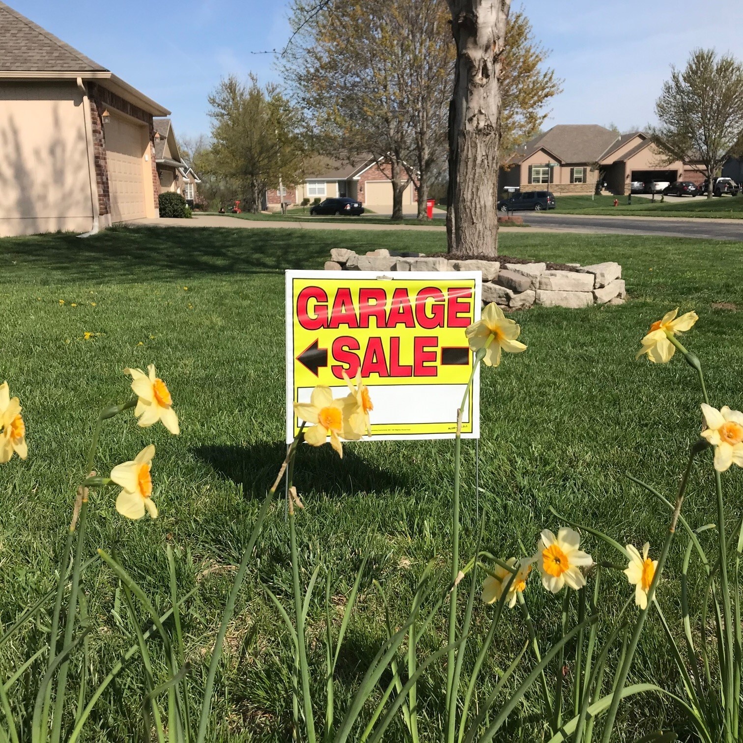 Deluxe Garage Sale Kit: 3 Yard signs, 3 Sm. signs, Lg. price labels & price tags