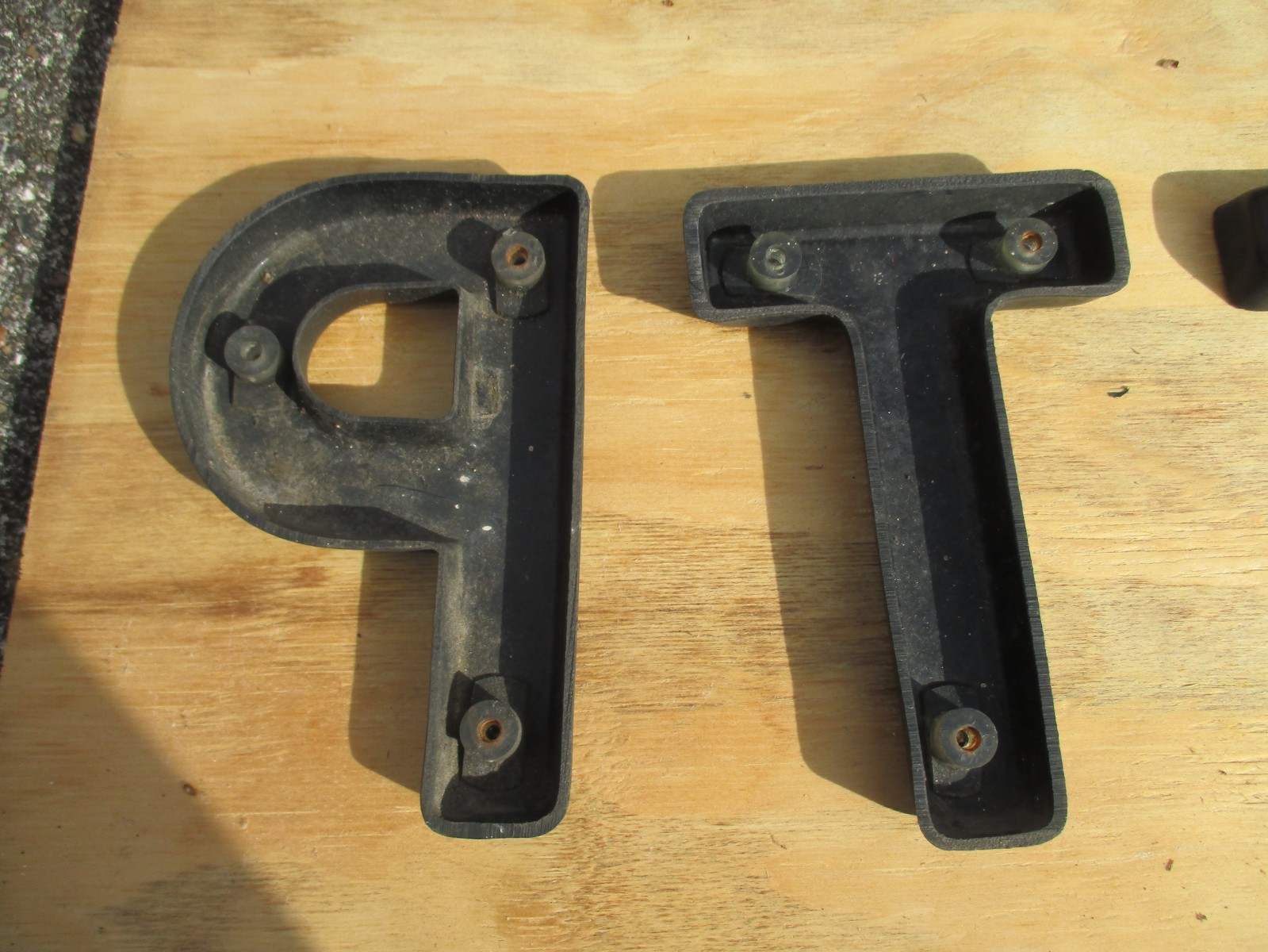 Vintage lot of 27 black hard plastic 3D sign letters – 6″ tall – outdoor wall