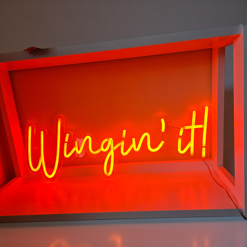 Restaurant LED sign “Wingin’ it!” EU plug