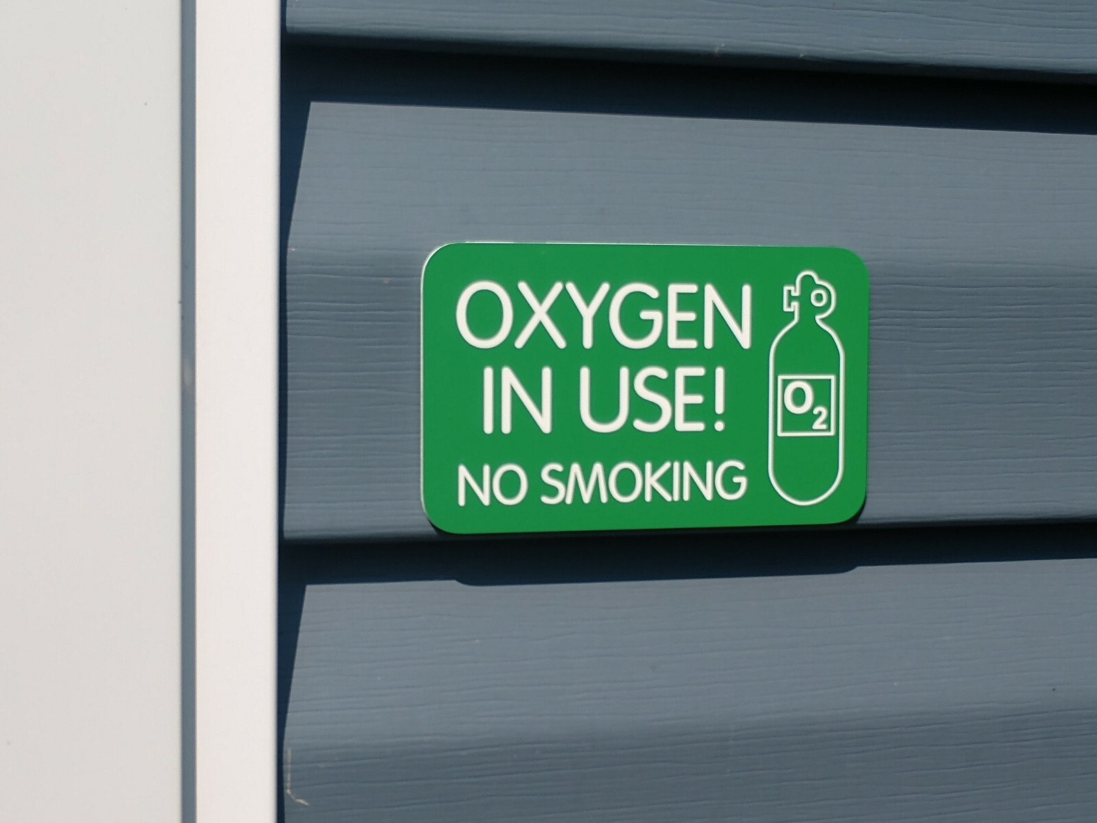 Engraved 3×5 OXYGEN IN USE House Sign / Front Door Danger Warning Smoking Plaque