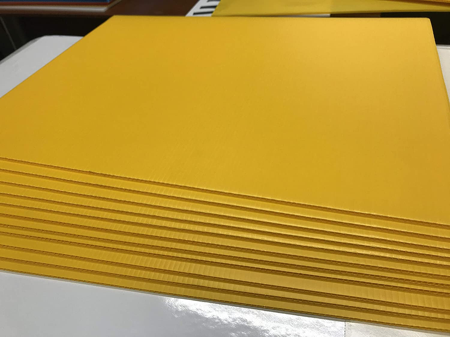 100 Blank Signs 24″ x 18″ x4 mm Yellow corrugated plastic, bundles of 100 pieces