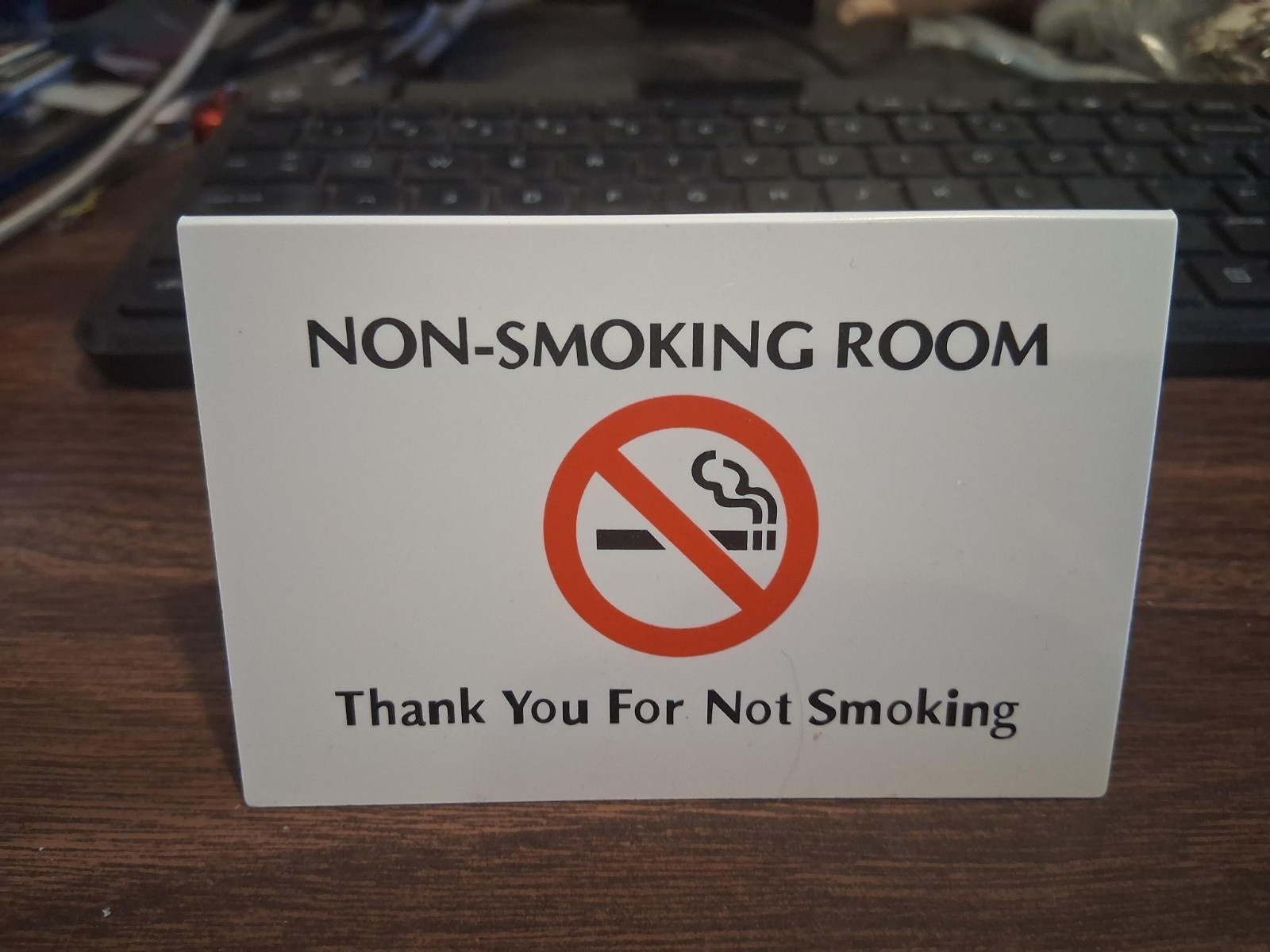 HOTEL/MOTEL NO SMOKING PLASTIC STAND UP ROOM SIGN ( SIX PER PACKAGE ) 4″ x 5″